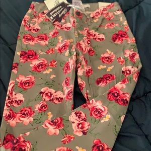 Vigoss NWT size 12 gray floral jeans